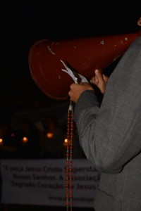 O blasfemador viola diretamente o primeiro preceito do Decálogo, “Amar a Deus sobre todas as coisas”, e o segundo, “Não tomar o seu santo nome em vão”