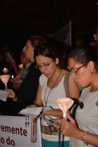 O blasfemador viola diretamente o primeiro preceito do Decálogo, “Amar a Deus sobre todas as coisas”, e o segundo, “Não tomar o seu santo nome em vão”