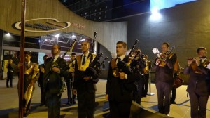 O blasfemador viola diretamente o primeiro preceito do Decálogo, “Amar a Deus sobre todas as coisas”, e o segundo, “Não tomar o seu santo nome em vão”