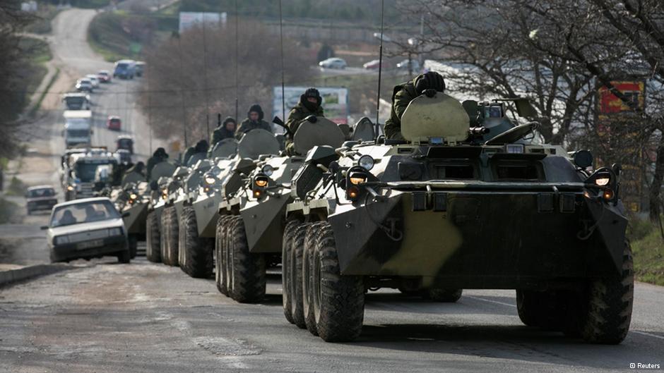 Tanques russos circulando livremente na Crimeia (Foto Reuters)