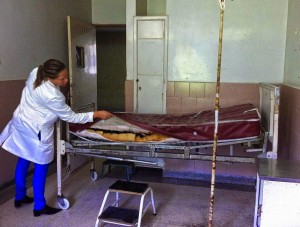 Enfermeira mostra estado do colchão, Hospital Central de Maracay