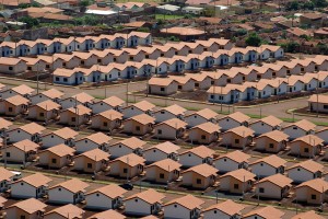 Bem diverso de construções igualitárias, em Ouro Preto (MG), como nas demais cidades históricas, as residências têm personalidade própria. Mesmo as casas populares refletem a beleza das desigualdades estabelecidas por Deus no Universo.