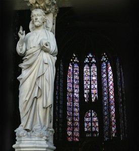 Imagem de Nosso Senhor no pórtico da construção medieval, a Sainte Chapelle
