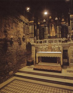 Interior da Santa Casa de Loreto, no altar a Imagem de Nossa Senhora de Loreto