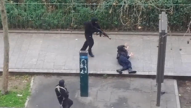 Vídeo de vigilância registrou o momento em que um policial francês, já ferido e pedindo clemência, é alvejado por um dos islâmicos com um tiro na cabeça.