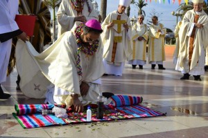 Dom Cristian Contreras, bispo de Melipilla (Chile), ajoelhado diante do altar pagão. Observa-o Dom Moisés Atisha, novo bispo de Arica, que também faria o mesmo