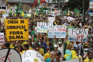 Acima e abaixo, protestos em Curitiba [Fotos Orlando Kissner]