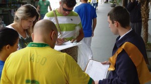 Nas Av. Paulista (3 fotos abaixo), jovens do Instituto recolhendo firmas para um abaixo assinado em defesa da família [Fotos PRC]