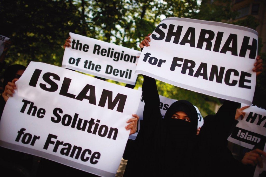 A França abriga a maior população muçulmana da Europa. Depois dos trágicos ataques terroristas no início do ano, a inquietação domina o sentimento da Nação.