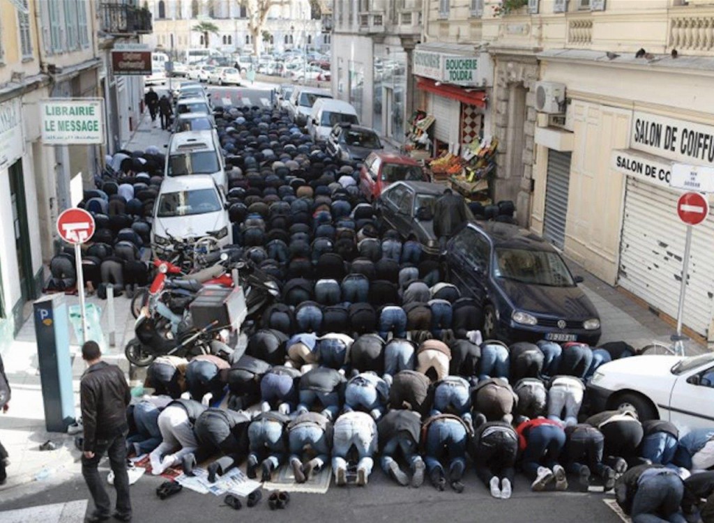 Muçulmanos em oração. Esta cena se repete cada vez mais nas ruas da França.