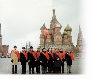 Delegação das TFPs diante da Catedral de São Basílio, na Praça Vermelha (Moscou, em 6-12-90), após entregar no escritório de Gorbachev carta expondo a Campanha a favor da Lituânia