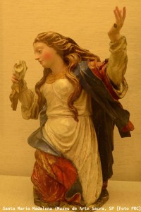 Santa Madalena, obra atribuida a Francisco Xavier de Brito (madeira policromada). Proveniente de Minas Gerais, atualmente exposta no Museu de Arte Sacra de São Paulo.