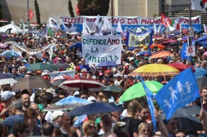 ITÁLIA — Pais e mães indignados contra o ensinamento da “Teoria de Gênero” a seus filhos