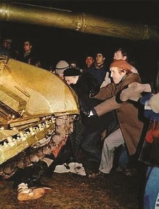Tanques russos esmagam cidadãos lituanos em Vilnius, em janeiro de 1991