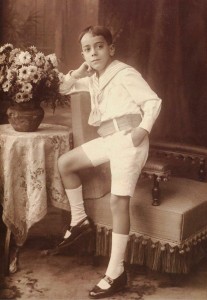 Plinio, aos 10 anos, vestido de marinheiro