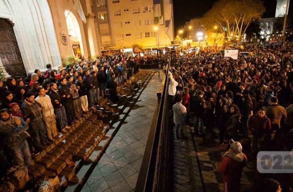 Agitadores esquerdistas e feministas tentaram invadir e profanar a bela Catedral, defendida por jovens católicos