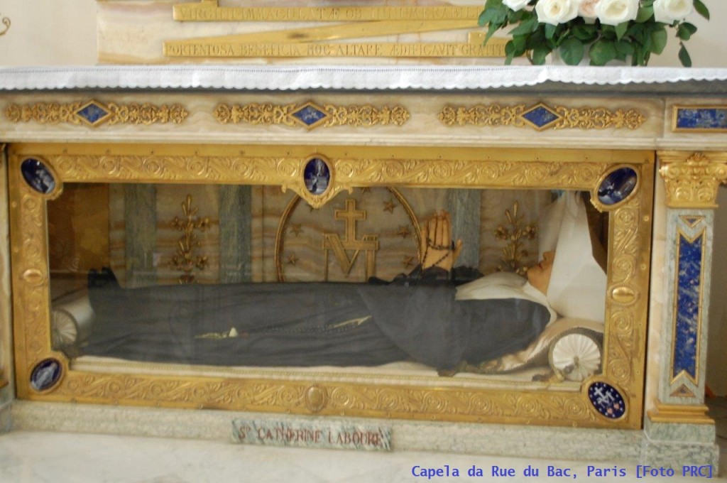 Corpo incorrupto de Santa Catarina Labouré exposto à veneração na Capela da Rue du Bac, em Paris.