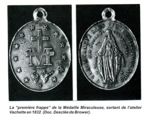 Verso e reverso de uma das primeiras Medalhas Milagrosas, obra do joalheiro parisiense Aureliano Vachette