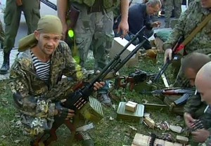 Separatista pró-russo segura arma. Precedente da Ucrânia alertou países vizinhos.