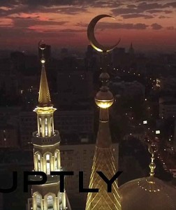 Separatista pró-russo segura arma. Precedente da Ucrânia alertou países vizinhos.