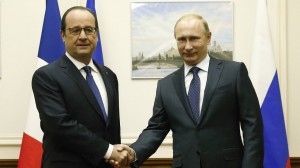 Putin sai do ostracismo e volta ao cenário como 'Carlos Magno' salvador, e pela mão do socialista Hollande
