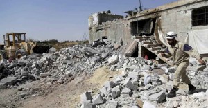Mas muitas bombas caíam nos inimigos do Estado Islâmico. Na foto, socorristas da Defesa Civil da Síria percorrem locais bombardeados pela Força Aérea da Rússia