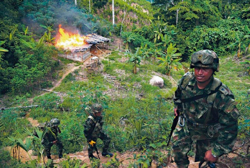 Soldados do exército da Colômbia queimam um laboratorio clandestino de produção de cocaína nas selvas do país