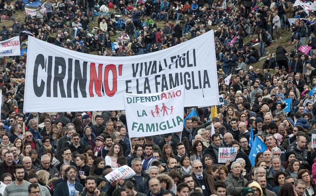 O povo do Family Day [foto] é um povo que perdeu uma batalha, mas que deseja prosseguir a guerra. E que já está se mobilizando para um referendo a fim de revogar integralmente a lei que vai introduzir as uniões homossexuais na Itália.