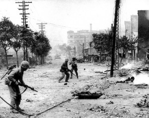 Em Seul, em 1950, fuzileiros navais americanos defendendo a Correia do Sul contra a invasão do norte.