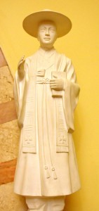 Santo André Kim, neto de mártires, foi primeiro sacerdote coreano. Martirizado em 16 de setembro de 1846. Imagem (acima) venerada na Igreja Na. Sra. Auxiliadora, em São Paulo [Foto PRC]