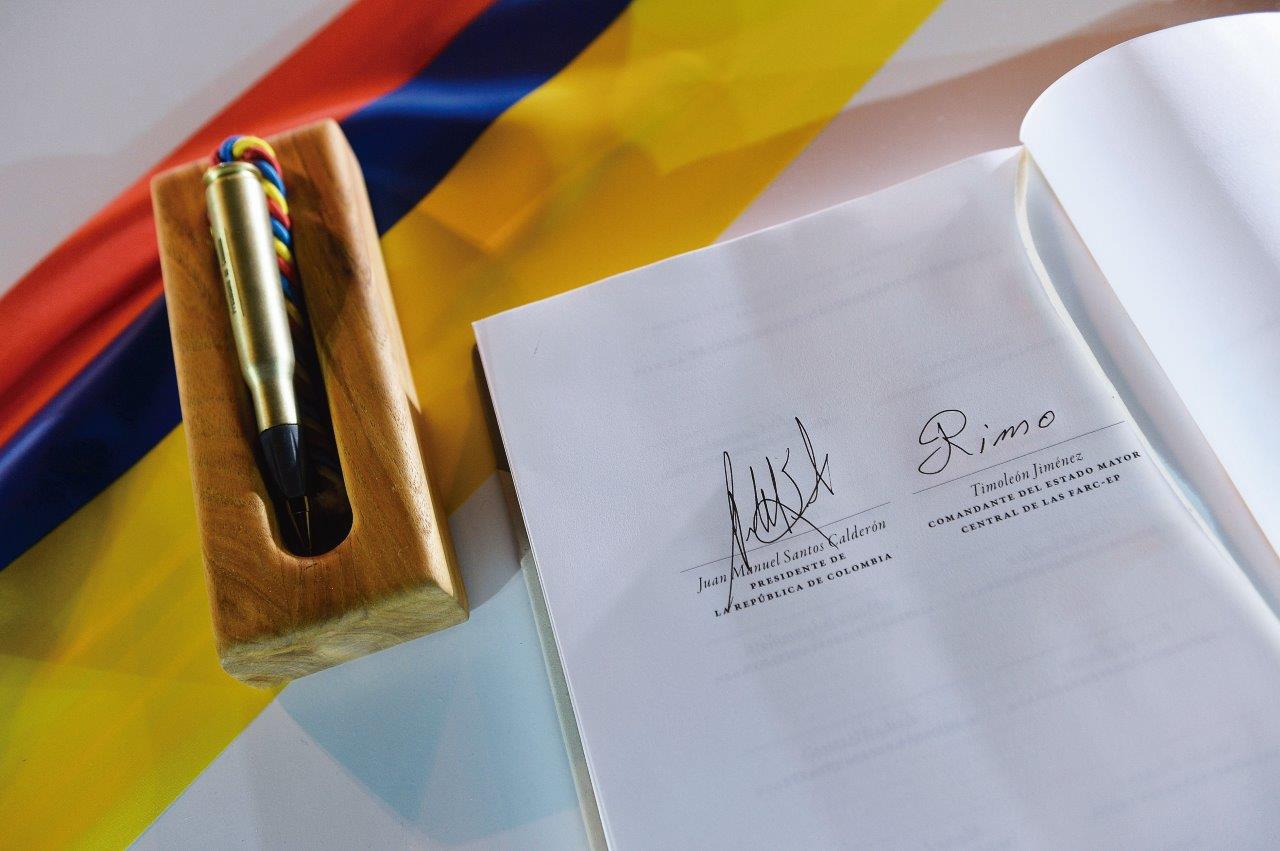 Documento do "Acordo de Paz" com as assinaturas do presidente colombiano e do chefe guerrilheiro Timochenko
