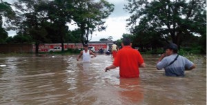 No dia da votação, a cauda do errático furacão Matthew tocou a costa do Caribe colombiano — sobretudo o departamento (estado) costeiro de Magdalena, bastião eleitoral de Santos e mais favorável ao SIM —, descarregando chuvas torrenciais e causando inundações que impediram muitos de saírem de casa para votar.