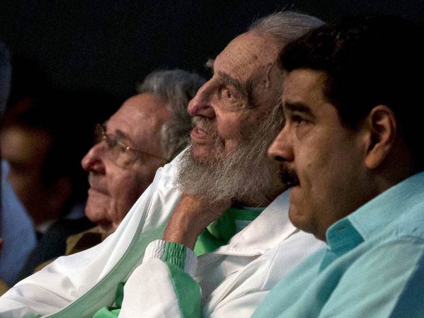 Fidel Castro por ocasião de seu aniversário, quando completou 90 anos em agosto passado. Certamente uma das últimas fotos do tirano em público, ladeado por Raul Castro e Nicolás Maduro.