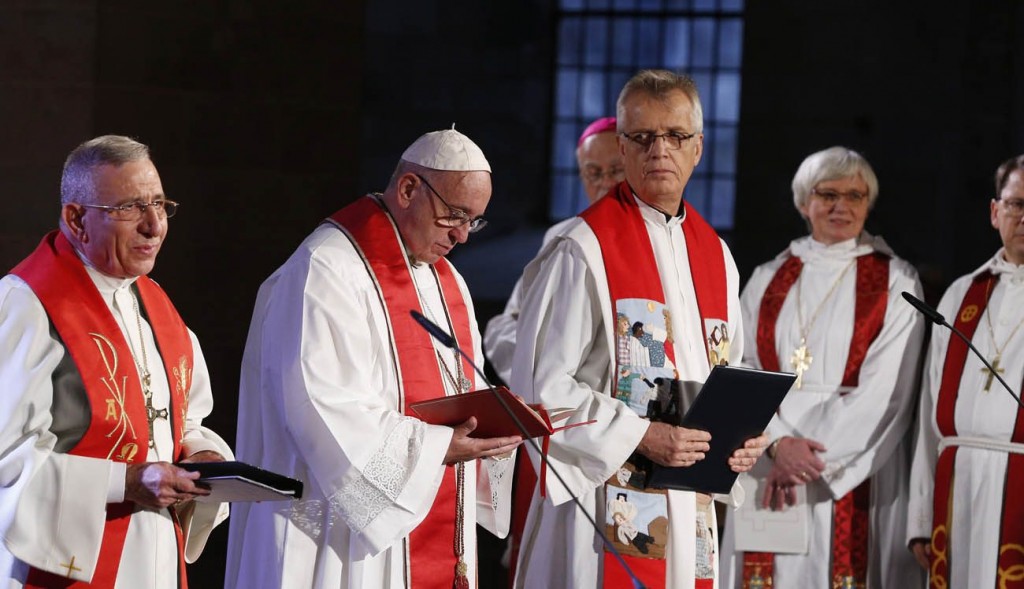 31 de outubro de 2016 -- Na igreja luterana de Lund (Suécia), o Papa Francisco com o presidente da Federação Luterana Mundial, Pastor Munib Younan (à direita do Papa), e o secretário-geral de tal Federação, Pastor Martin Junge (à esquerda).
