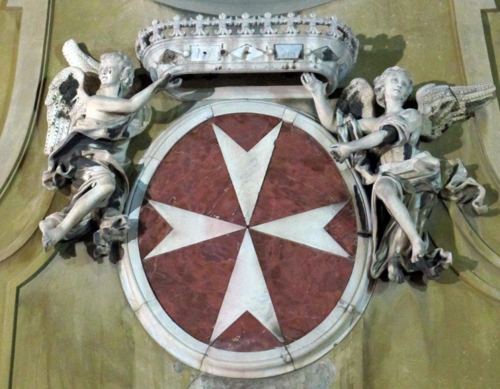 Brasão de Armas dos Cavaleiros da Ordem de Malta (na fachada da igreja de San Giovannino dei Cavalieri em Florença