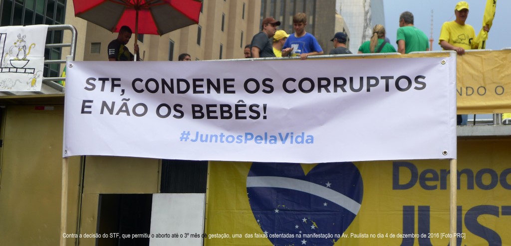 Contra a decisão do STF, que permitiu o aborto até o 3º mês de gestação, uma das faixas ostentadas na manifestação na Av. Paulista no dia 4 de dezembro de 2016 [Foto PRC]