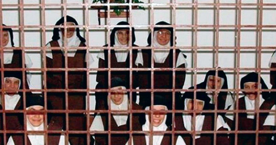Carmelitas fotografadas na clausura do convento