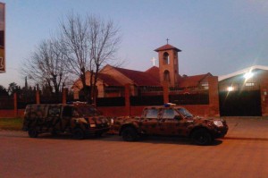 Carros da polícia no dia da invasão do convento das Carmelitas Descalças de Nogoyá, na Argentina