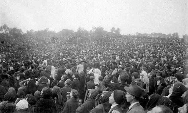 Na Cova da Iria, na sexta aparição de Nossa Senhora de Fátima, em outubro de 1917, parte da multidão testemunhou o impressionante “Milagre do Sol”