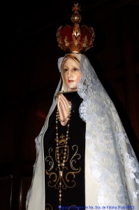 Na sexta aparição de Nossa Senhora em Fátima, quando ocorreu o “Milagre do Sol”, Ela se fez ver revestida com o Escapulário do Carmo. 