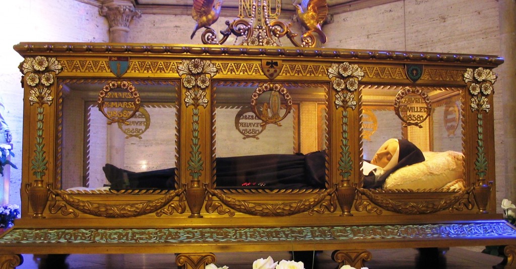 Na urna-relicário, o corpo de Santa Bernadette Soubirous, na cidade francesa de Nevers