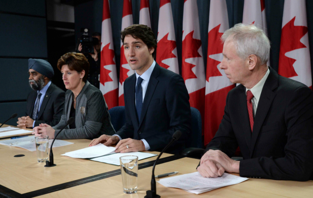 Da esquerda para a direita o Ministro da Defesa, Harjit Sajjan, a Ministra do Desenvolvimento Internacional, Marie-Claude Bibeau, o Primeiro-Ministro Justin Trudeau e o ministro dos Negócios Estrangeiros, Stephane Dion