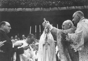 Em Fátima, no local das aparições, o Cardeal Benedetto Aloisi Masella, enquanto representante do Papa Pio XII, coroa pela primeira vez a imagem de Nossa Senhora em 13 de maio de 1946.