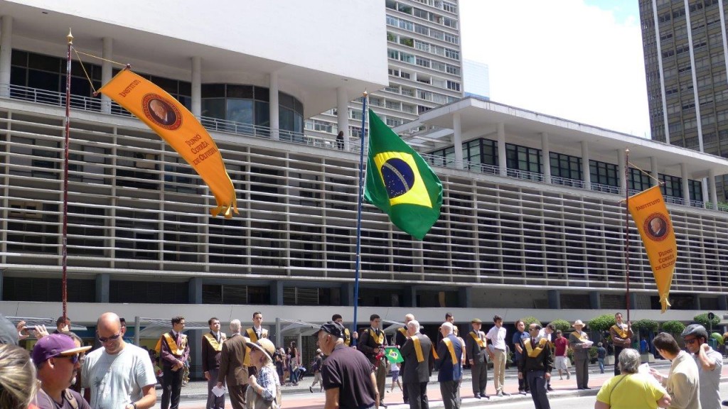 “Nossa bandeira verde e amarela, sem foice e martelo”