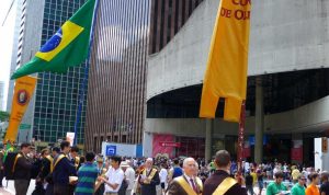 “Nossa bandeira verde e amarela, sem foice e martelo”