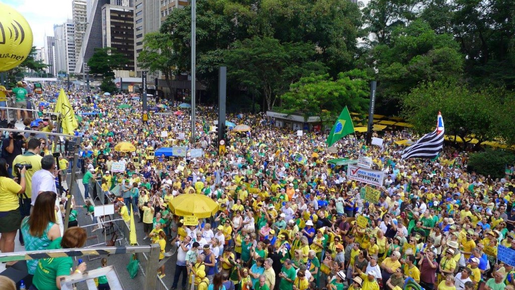 “Nossa bandeira verde e amarela, sem foice e martelo”