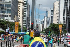 “Nossa bandeira verde e amarela, sem foice e martelo”