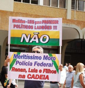 “Nossa bandeira verde e amarela, sem foice e martelo”