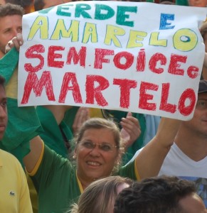 “Nossa bandeira verde e amarela, sem foice e martelo”