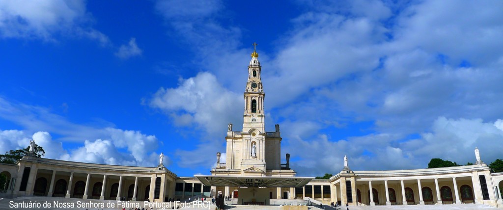 Em Fátima, no local das aparições, o Cardeal Benedetto Aloisi Masella, enquanto representante do Papa Pio XII, coroa pela primeira vez a imagem de Nossa Senhora em 13 de maio de 1946.